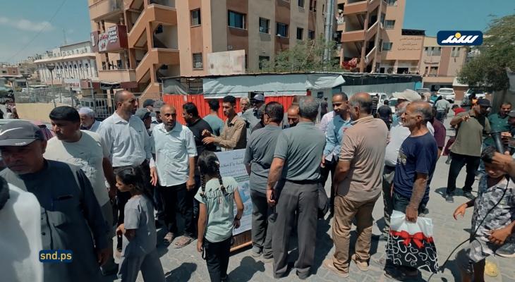 وقفة بمدينة خانيونس تطالب بتأمين الأدوية والمستلزمات الطبية للقطاع الصحي