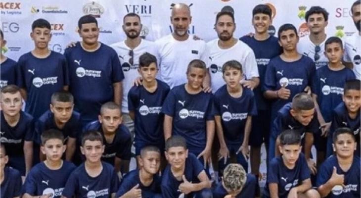 غوارديولا يستضيف 28 طفلاً فلسطينياً في معسكره الصيفي