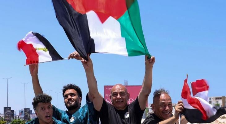 علم فلسطين يتصدر احتفالات استقبال المنتخب المصري
