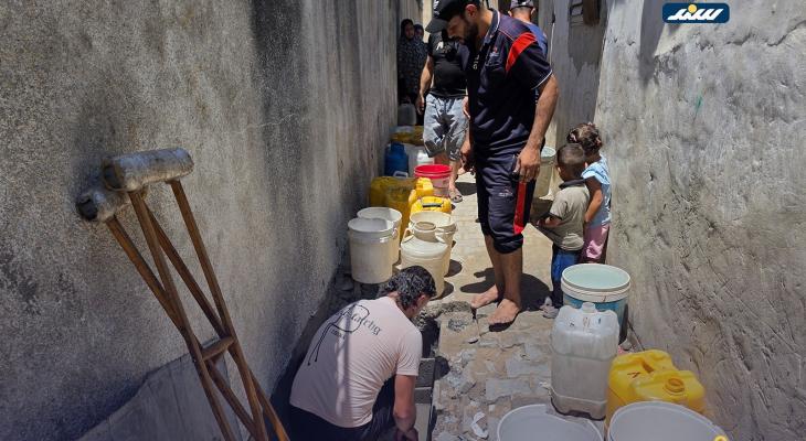 فلسطينيون يبحثون عن المياه من حفر بدائية في خان يونس جنوب قطاع غزة2.jpg