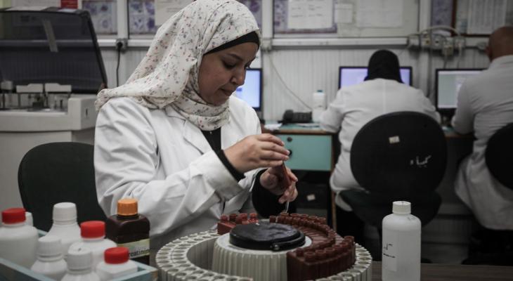 المختبرات الطبية داخل مستشفى شهداء الأقصى تعمل وسط نقص حاد في مستلزمات التحاليل وتعطل الأجهزة