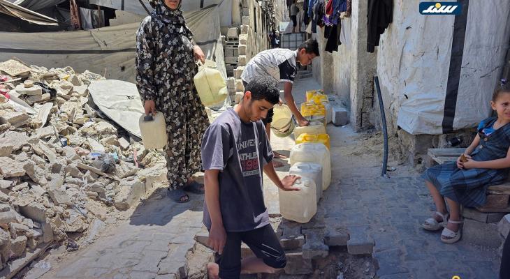 فلسطينيون يبحثون عن المياه من حفر بدائية في خان يونس جنوب قطاع غزة
