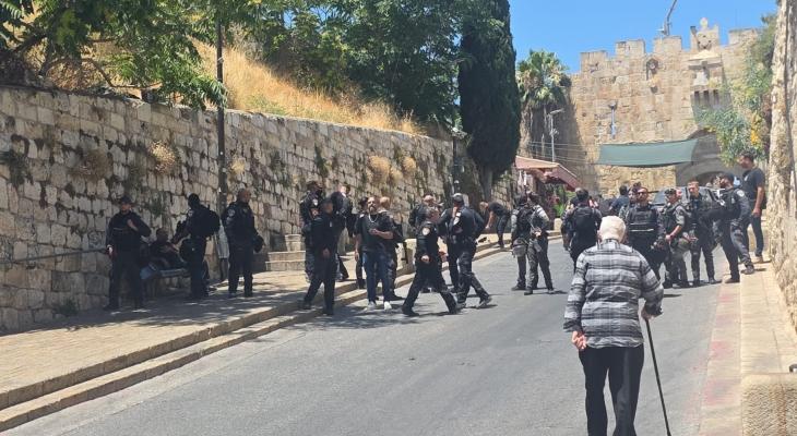 الاحتلال يعتدي على جنازة شاب في القدس