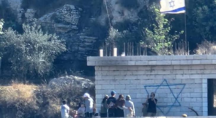 مستوطنون يقتحمون منزلا في دير عمار غرب رام الله