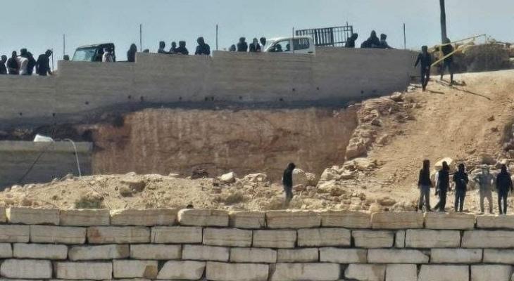 حصار المستوطنين لمنازل الفلسطينين في بلدة قصرة جنوب نابلس