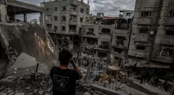 صورة أرشيفية للدمار في مربع سكني بقطاع غزة.webp