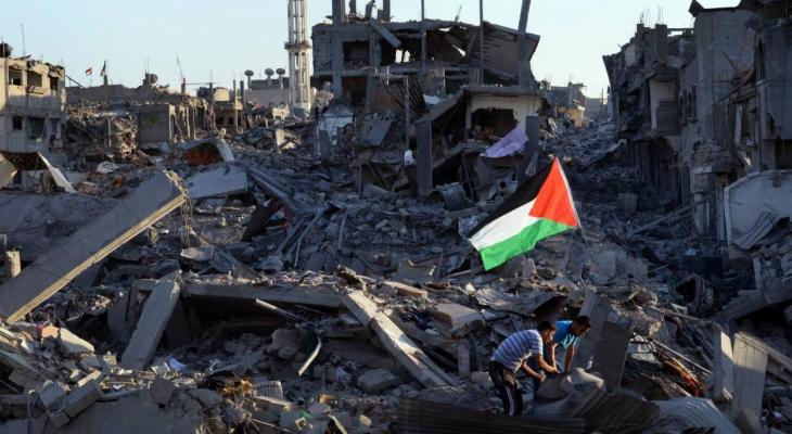 رفع علم فلسطين وسط الدمار في غزة.jpg