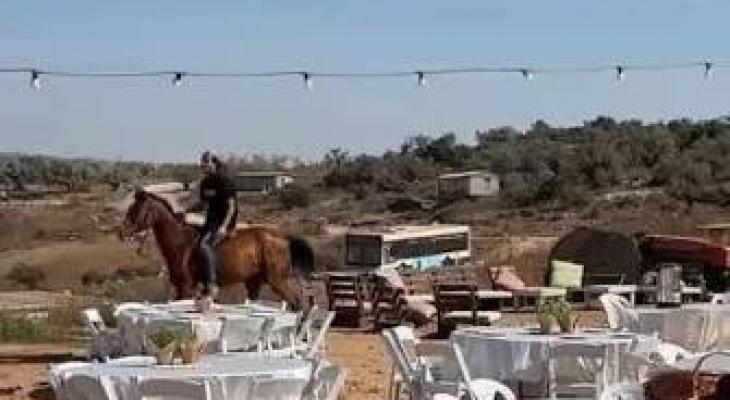 مستوطنون ينظمون حفل زفاف فوق أراضٍ مصادرة بالقدس
