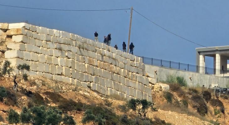 مستوطنون يحاصرون منزلا في قصرة