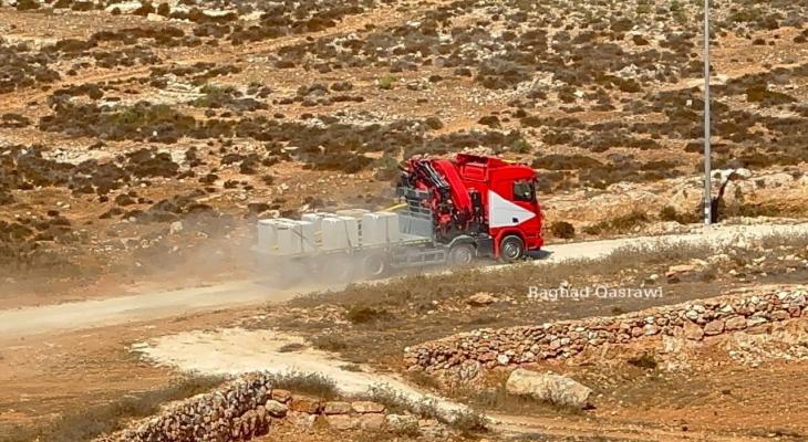 شاحنة تابعة للاحتلال تحمل مكعبات إسمنتية