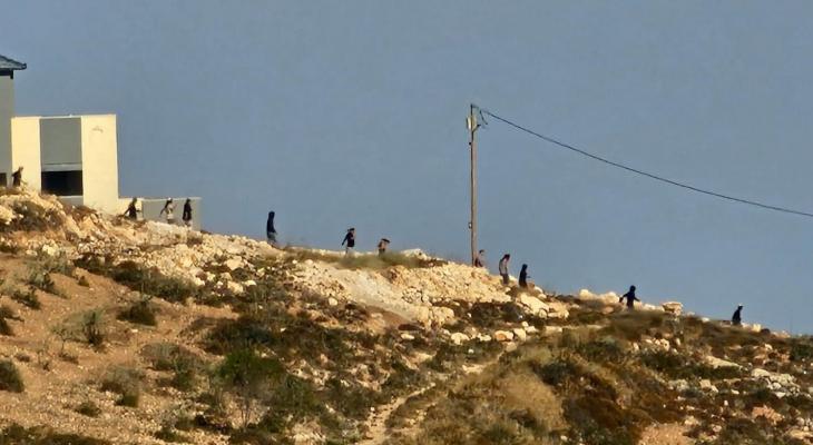 مستوطنون يحاصرون منزلا في قصرة