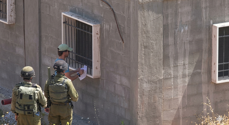 قوات الاحتلال تُعلق إخطار هدم على منزل فلسطيني.png