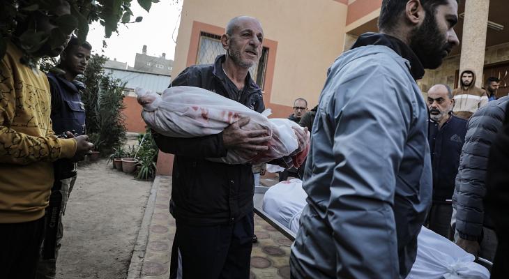 مسن فلسطيني يشيع حفيده الشهيد في خان يونس.jpg