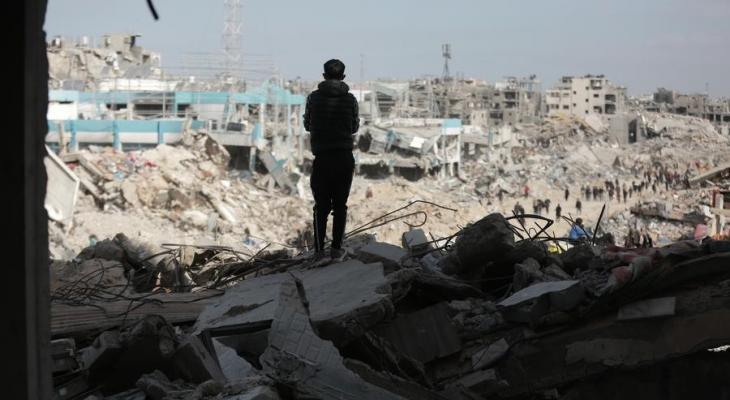 طفل فلسطيني يقف وسط أنقاض مبان مدمرة في قطاع غزة.jpg