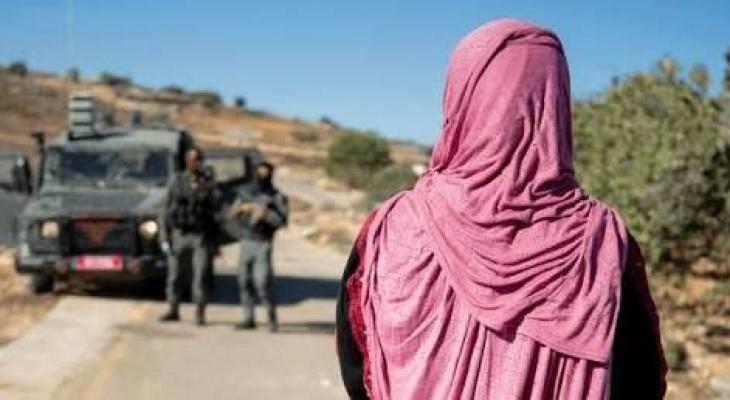 سيدة فلسطينية تمنع من الوصول لمنزلها.jpg