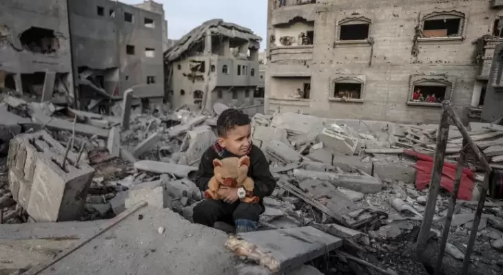 طفل فلسطيني وسط الدمار في غزة.webp