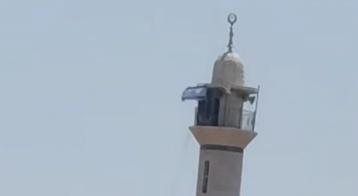 الاحتلال يرفع علمه فوق مئذنة مسجد بمخيم 