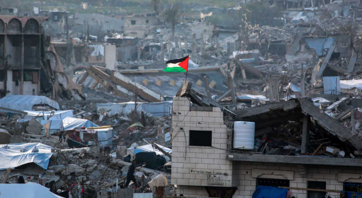 رفع علم فلسطين فوق أنقاض غزة.png