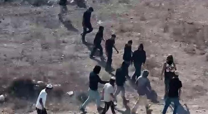 مستوطنون يحاصرون منزل في قصرة