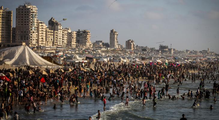 آلاف المصطافين على بحر غزة الملوث.jpg