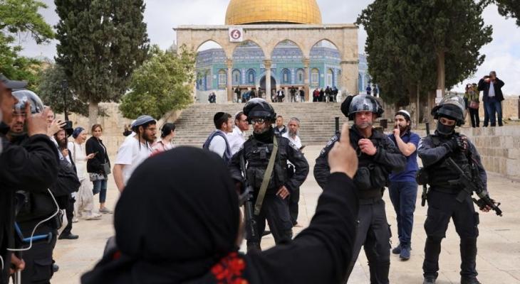 سيدة فلسطينية تواجه اقتحام الأقصى.jpeg