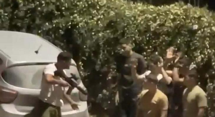 مستوطن يشهر سلاحه في بيت أمر
