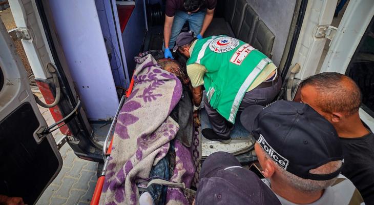 شهداء ومصابون يصلون إلى مجمع ناصر الطبي إثر غارة إسرائيلية في مواصي خانيونس