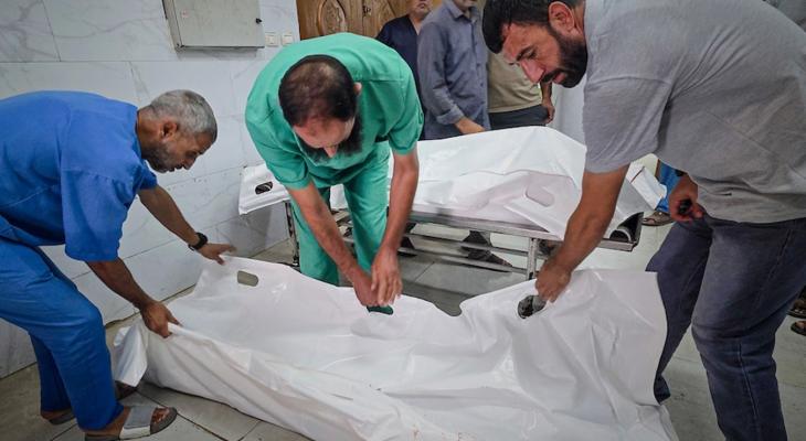 شهداء ومصابون يصلون إلى مجمع ناصر الطبي إثر غارة إسرائيلية في مواصي خانيونس