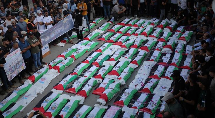 غزة تشيّع قرابة 100 شهيد انتشلهم طواقم الدفاع المدني من حي الزيتون بعد نحو ثلاث سنوات تحت ركام بيوتهم1.jpg