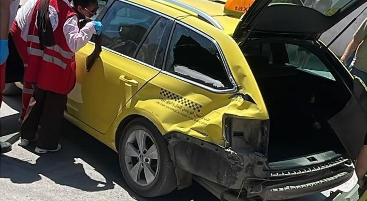 مركبة عمومية في طولكرم صدمها الاحتلال