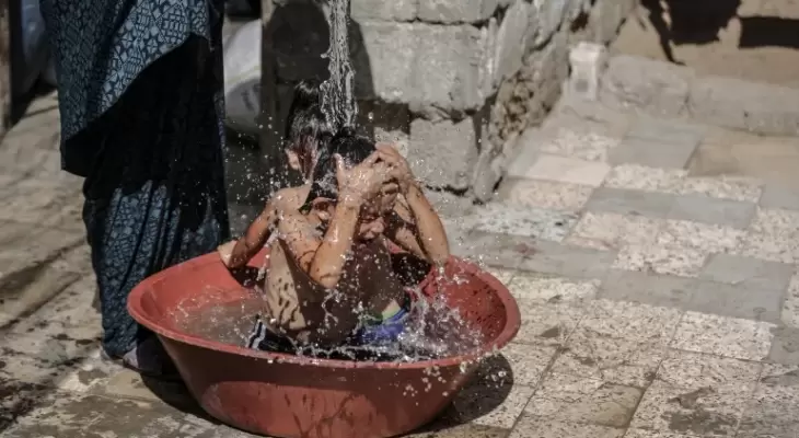 فلسطينية تُنعش الأجواء قليلا على أطفالها.webp