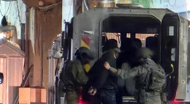 قوات الاحتلال تعتقل شاباً من مخيم الفوار جنوب الخليل