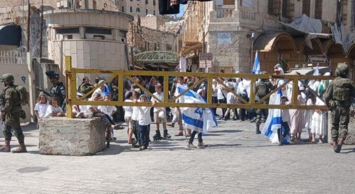 اقتحام المستوطنين للبلدة القديمة في الخليل تحت حماية قوات الاحتلال