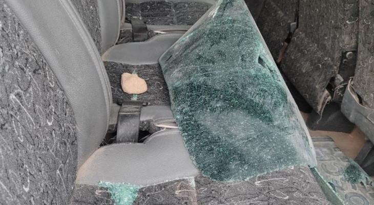 مستوطنون يحطمون زجاج مركبة تقل طلبة مدارس بالخليل