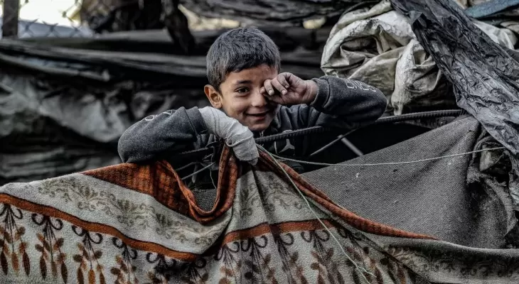 طفل فلسطيني مصاب بقصف الاحتلال في قطاع غزة.webp