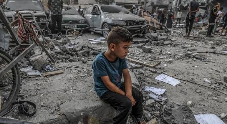 طفل فلسطيني دمرت غارات إسرائيلية منزل عائلته في غزة.jpg