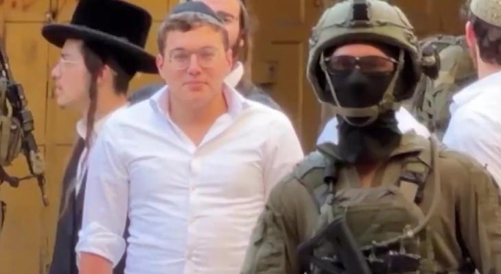 مستوطنون يقتحمون البلدة القديمة في الخليل بحماية قوات الاحتلال