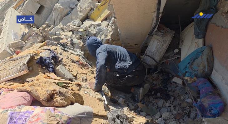 بين أنقاض منزله بخان يونس، يبحث عبد الرحمن عن فراش وأغطية لخيمته في المواصي
