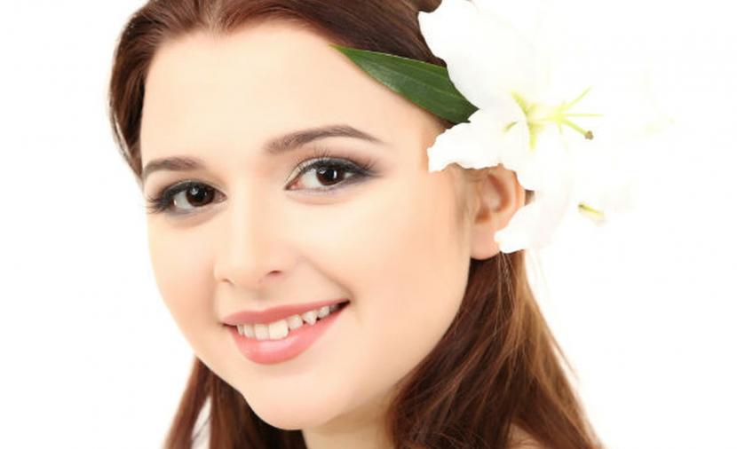 Lily collins селфи. Девушки в развороте лица. Lily lips. Девушка лицо в 3 четверти вниз. Лили коллинз с красной помадой.