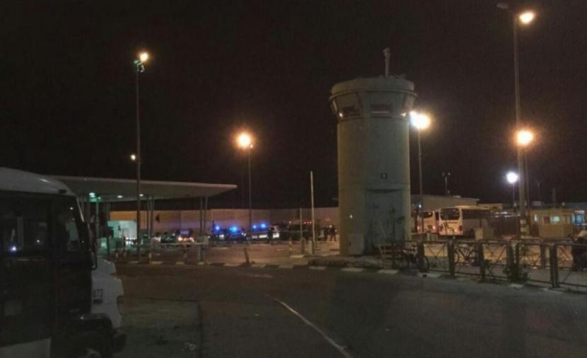 الاحتلال يحشد قواته وآلياته في محيط مخيم قلنديا