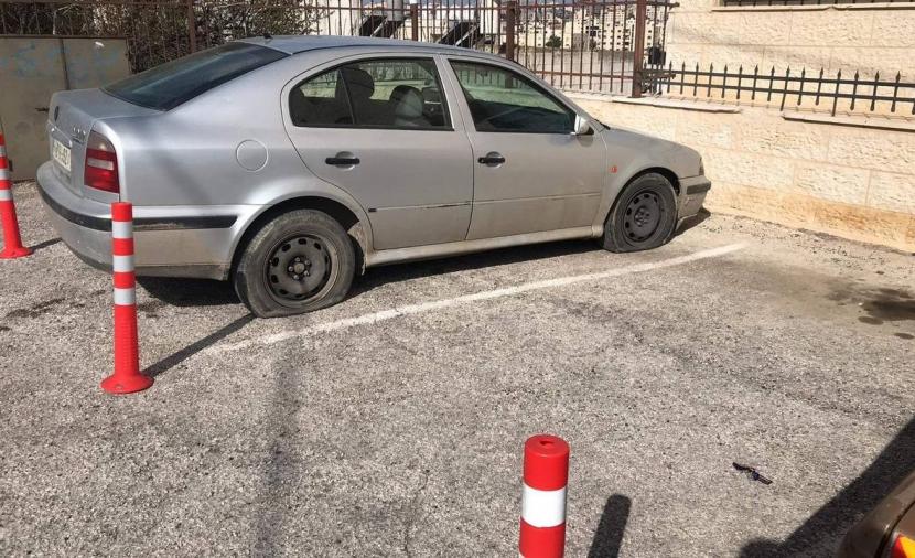 مستوطنون يعطبون إطارات مركبات شرق نابلس