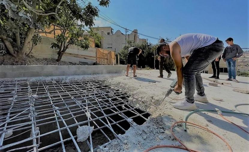 الاحتلال يجبر عائلة على هدم منزلها ذاتيا شمال القدس