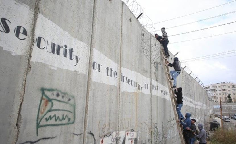 إصابة شاب برصاص الاحتلال قرب "جدار الرام" بالقدس