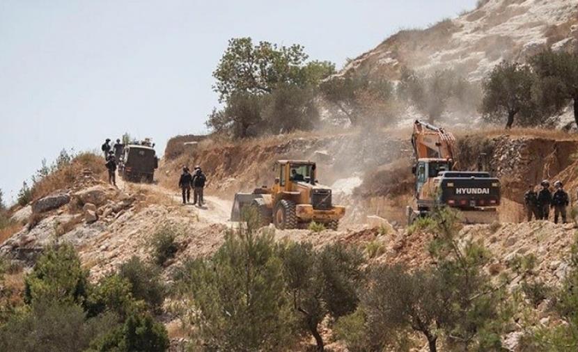 الاحتلال يقتلع عشرات الأشجار جنوب نابلس