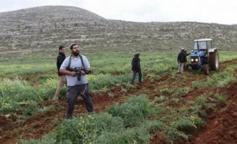 الاحتلال يعتقل مزارعًا من "رجوم علي" بمسافر يطا