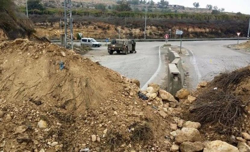 الاحتلال يغلق المدخل الغربي لقرية برقة قرب نابلس