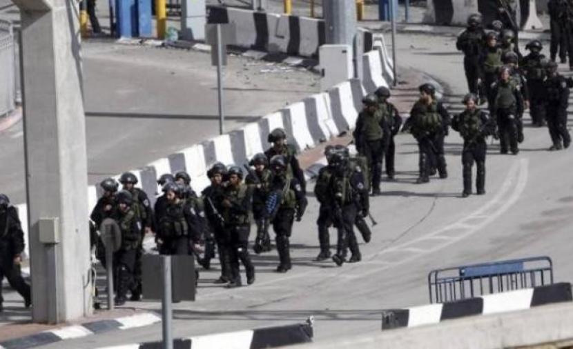 الاحتلال يهدم واجهات محال ويصادر مركبات بـ "شعفاط"