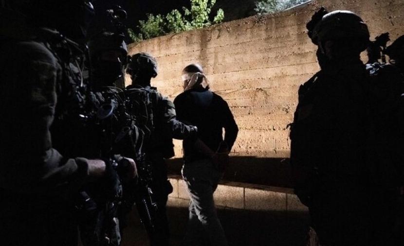 الاحتلال يعتقل 23 فلسطينيا من الضفة الغربية