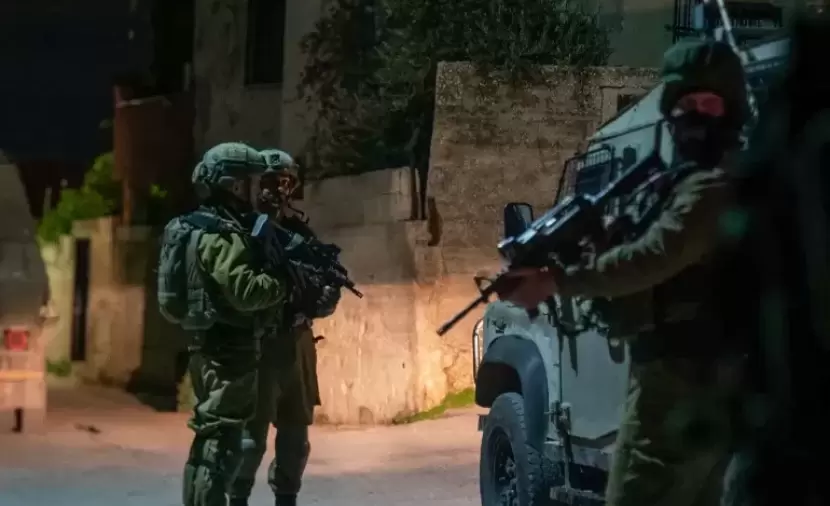 الاحتلال يعتقل 32 فلسطينياً من الضفة بينهم أسرى محررون