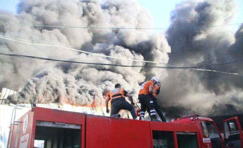 3 إصابات بحريق داخل خيمة للنازحين في خانيونس